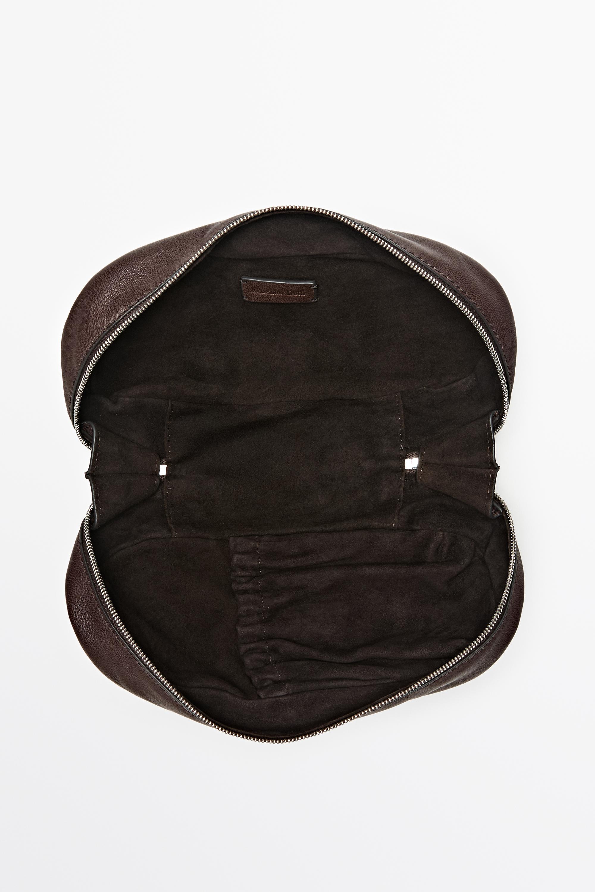 Trousse ovale en cuir napa